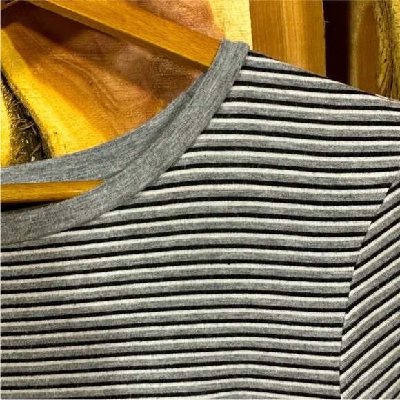 BUNDLE 2 Women’s Tops Medium - Picture 7 of 12